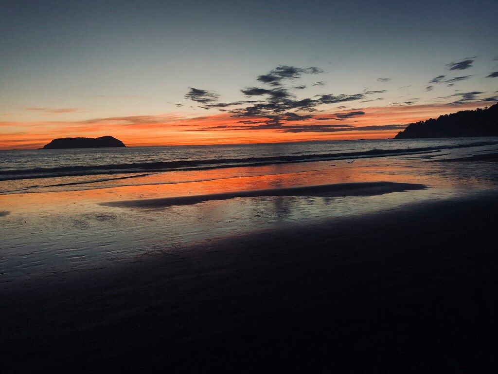 Strand bei Sonnenuntergang am Horizont in Costa Rica