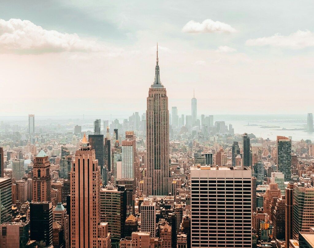 Blick auf die Skyline von New York City mit dem Empire State Building im Vordergrund.
