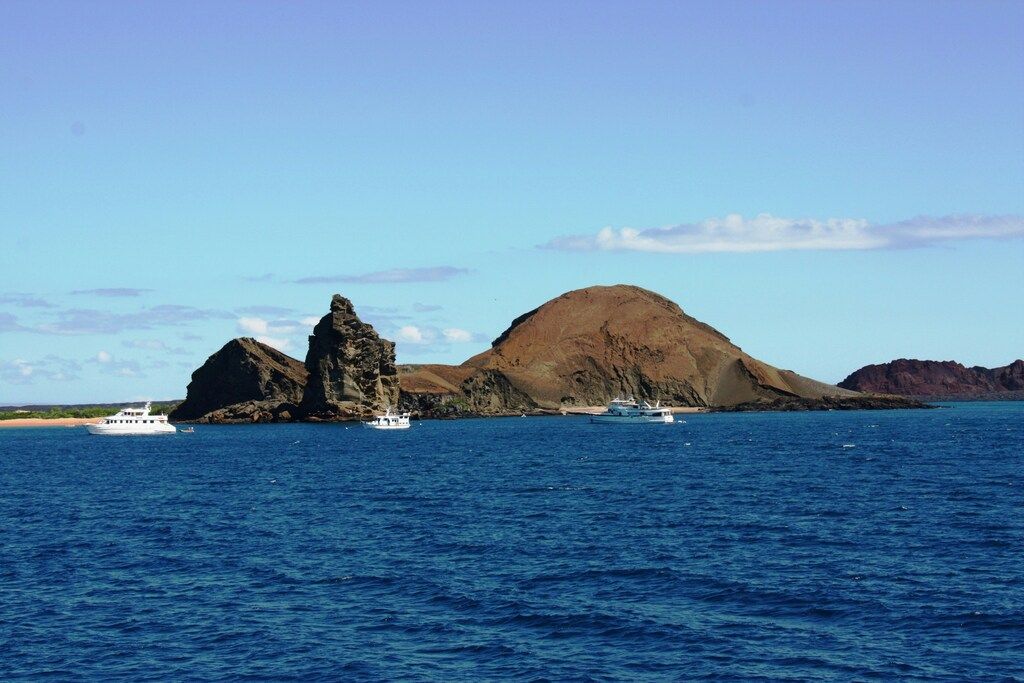 Braune Felsformation auf dem Meer bei Tag