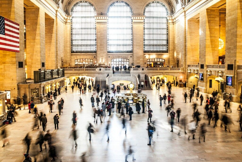 Innenansicht der Grand Central Station in New York City mit verschwommenen Menschen in Bewegung.