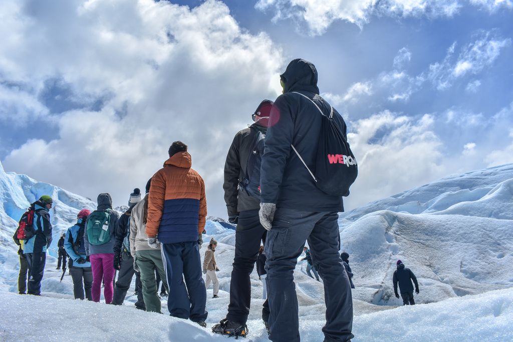 Menschen wandern auf dem schneebedeckten Berg eine Trekkingreisen hinauf.