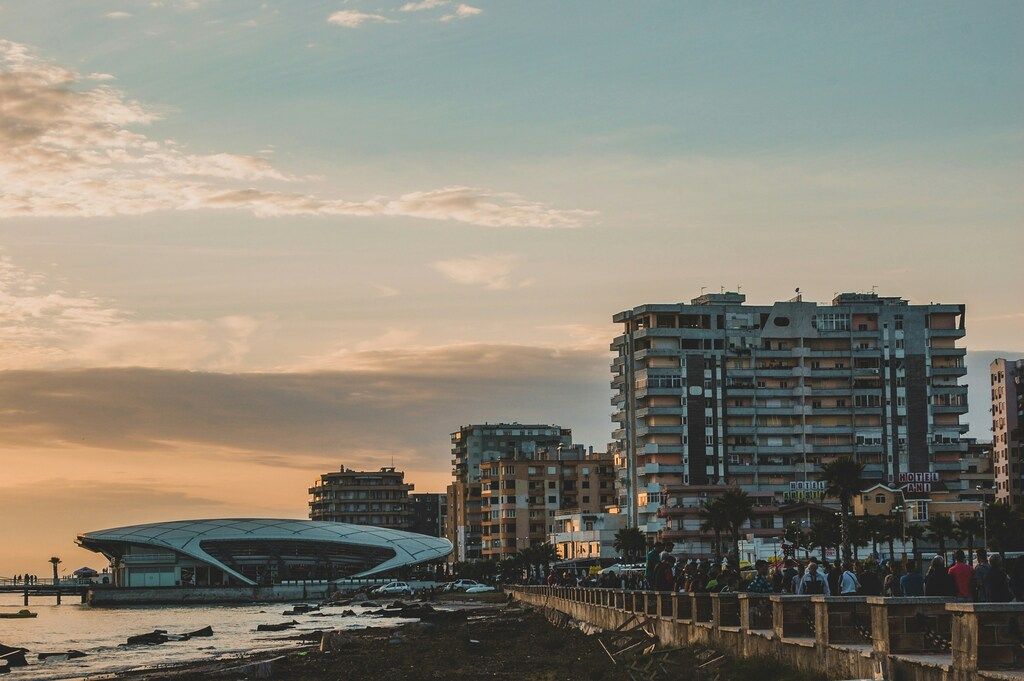 Albaniens Sehenswürdigkeiten: Skyline der Stadt unter grauem Himmel am Tag