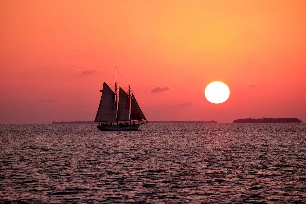 Weißes Segelboot auf dem Meer