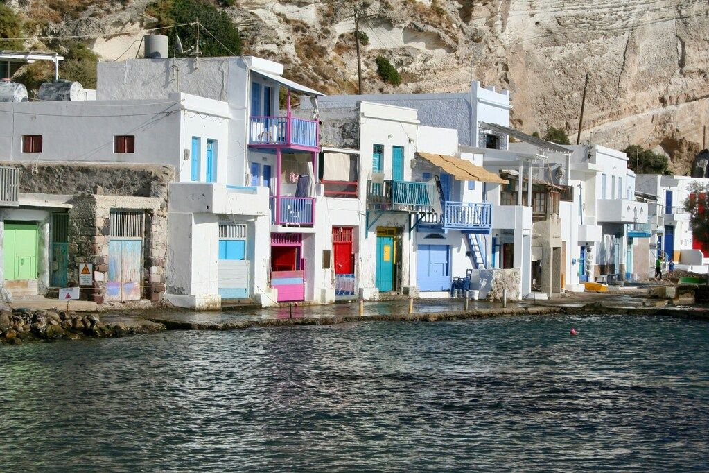 Griechischen Strände: Weißes Betongebäude neben dem Wasserspiegel am Tag