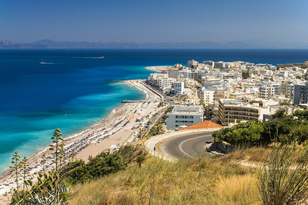 Griechischen Strände: Luftaufnahme der Gebäude der Stadt in der Nähe des Meeres bei Tag