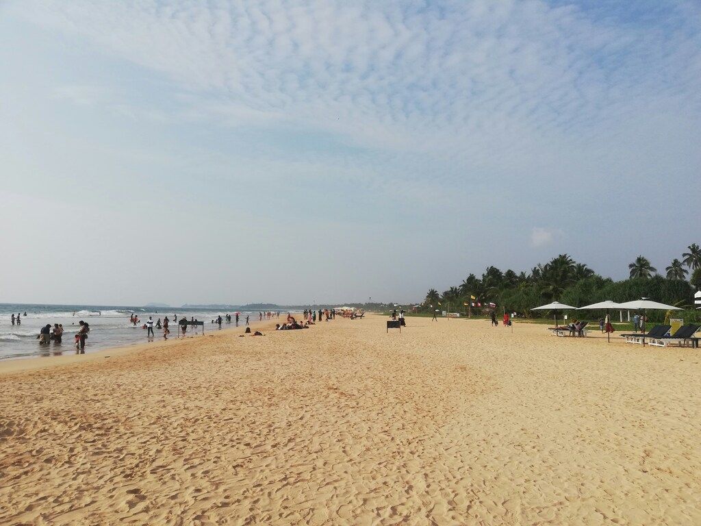 Strand mit Menschen 