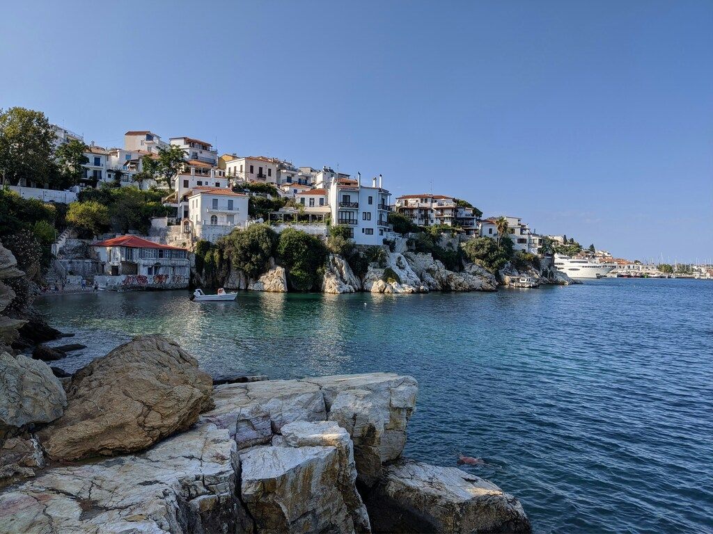 Griechischen Strände: Weiße und braune Betongebäude in der Nähe des Wassers am Tag