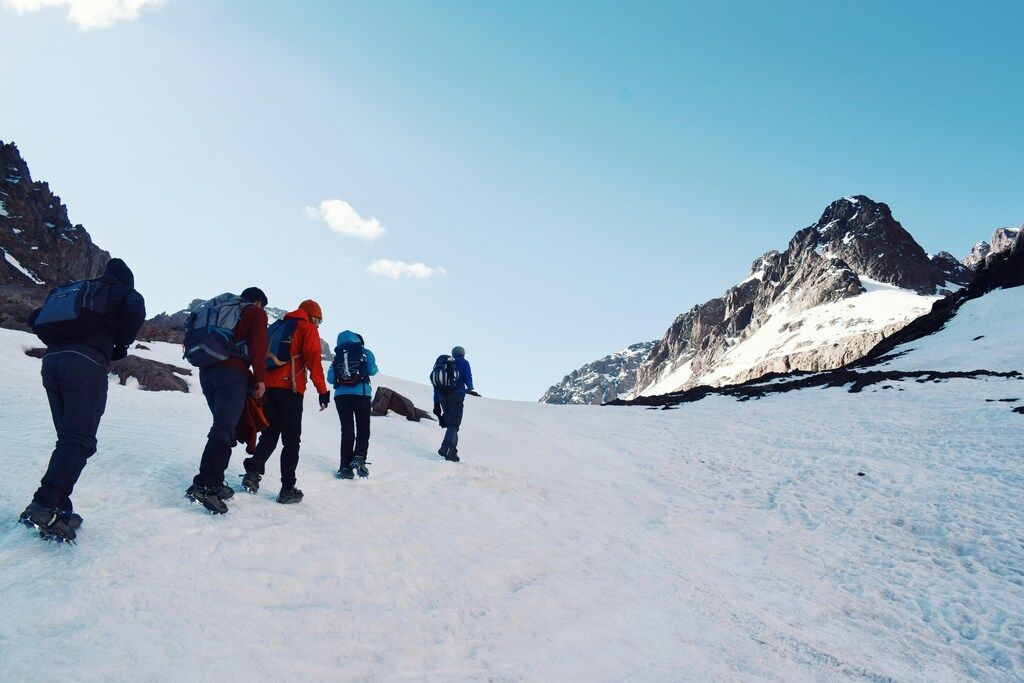 Eine Gruppe von Menschen, die auf einem verschneiten Berg stehen