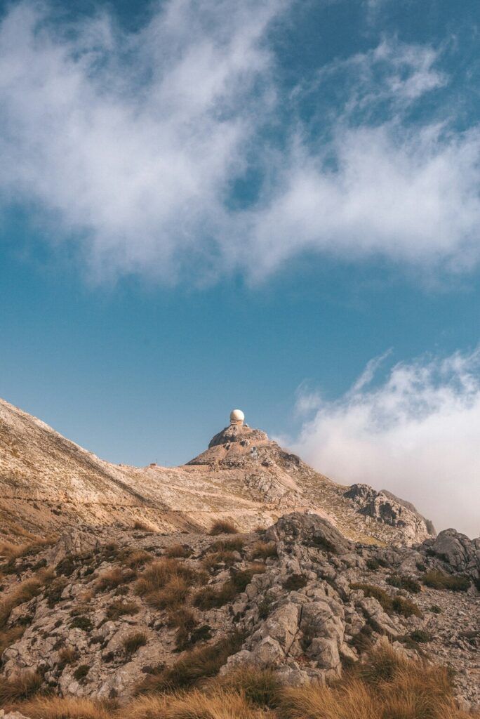 Ein felsiger Berg mit blauem Himmel