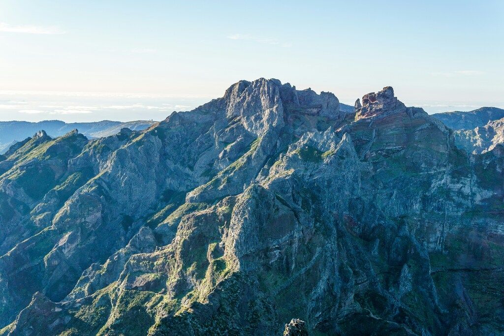 Ein Blick auf eine Bergkette vom Gipfel eines Berges