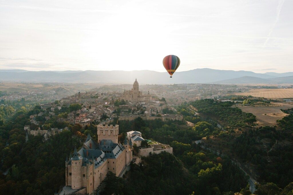 Heißluftballons über der Stadt