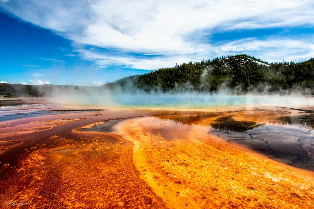 Geysir im Gebirge bei Tag