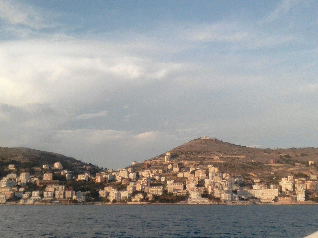 Ein Blick auf eine Stadt von einem Boot auf dem Wasser aus