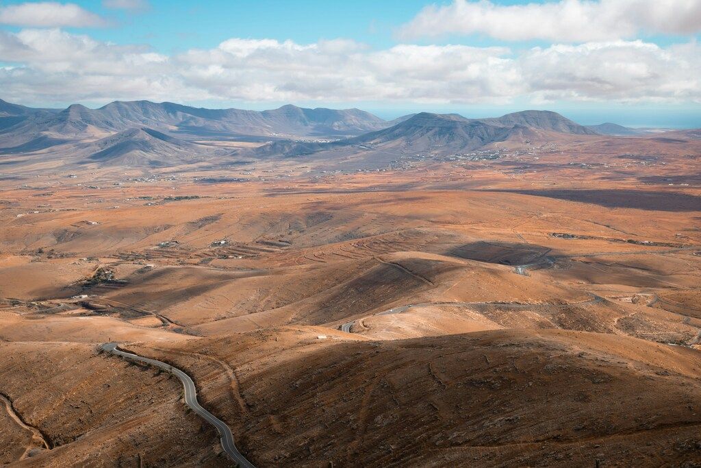 Eine Landschaft mit Hügeln und einer Straße