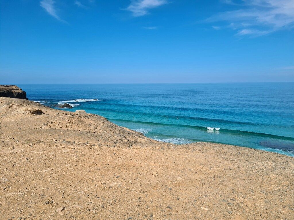 Blaues Meer unter blauem Himmel bei Tag