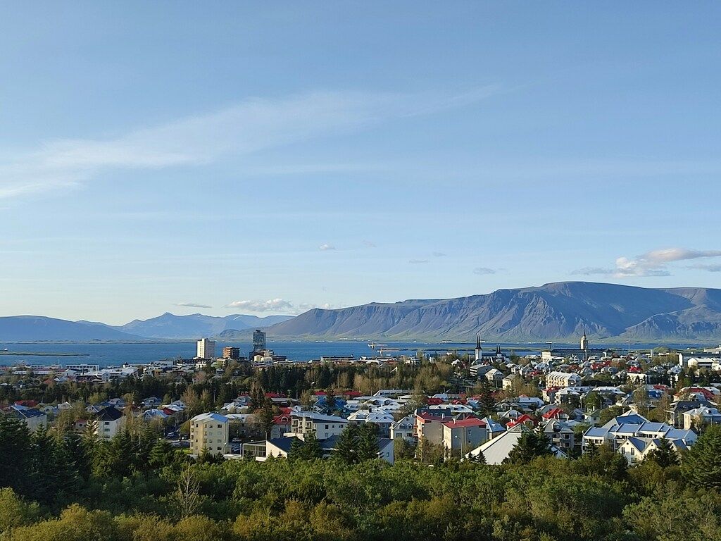 Ein Panoramablick auf eine Stadt mit Bergen im Hintergrund