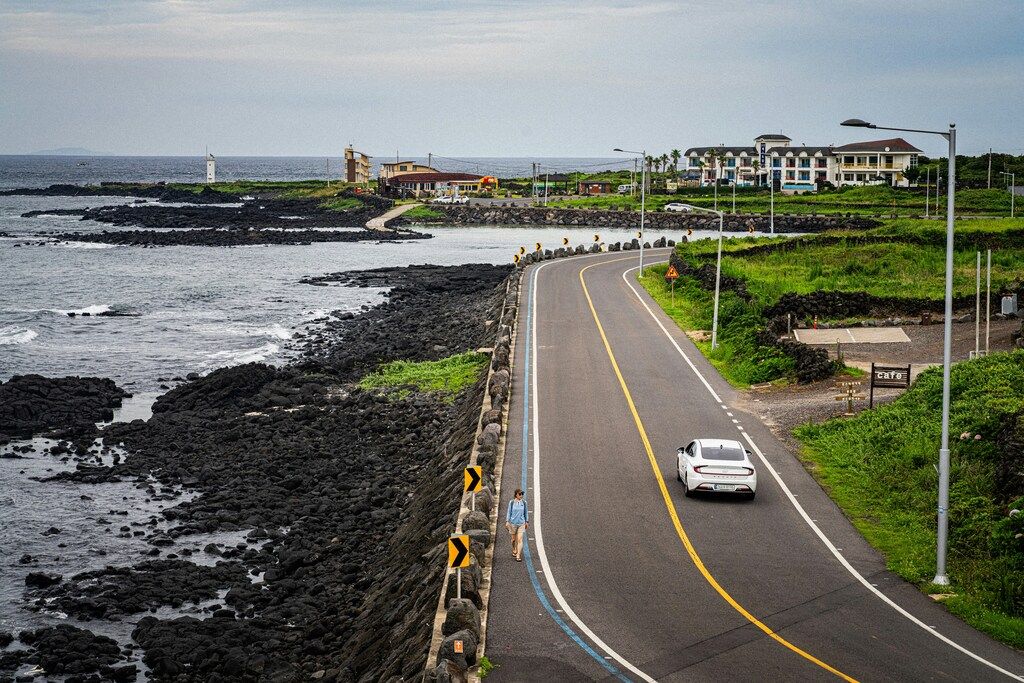 Küstenstraße mit einem Auto und Blick auf das Meer: Südkoreas Sehenswürdigkeiten