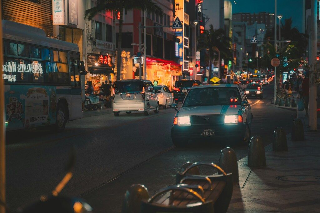 Eine Stadtstraße mit viel Verkehr