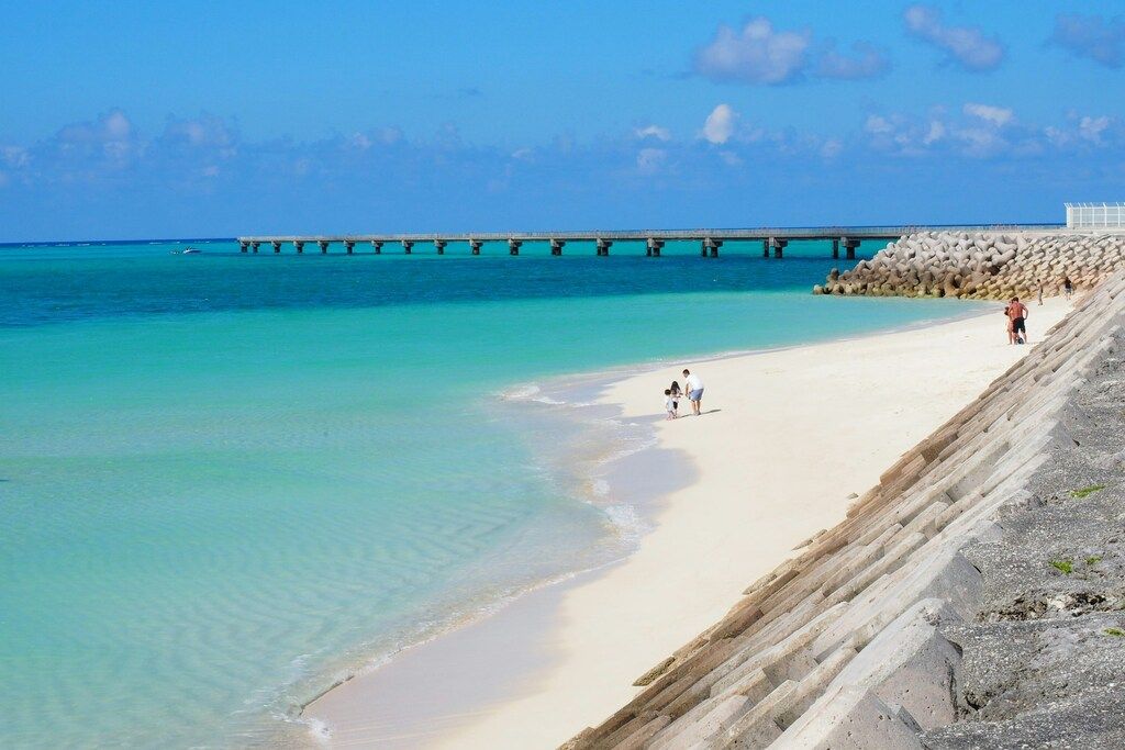 Ein Strand, an dem Menschen spazieren gehen