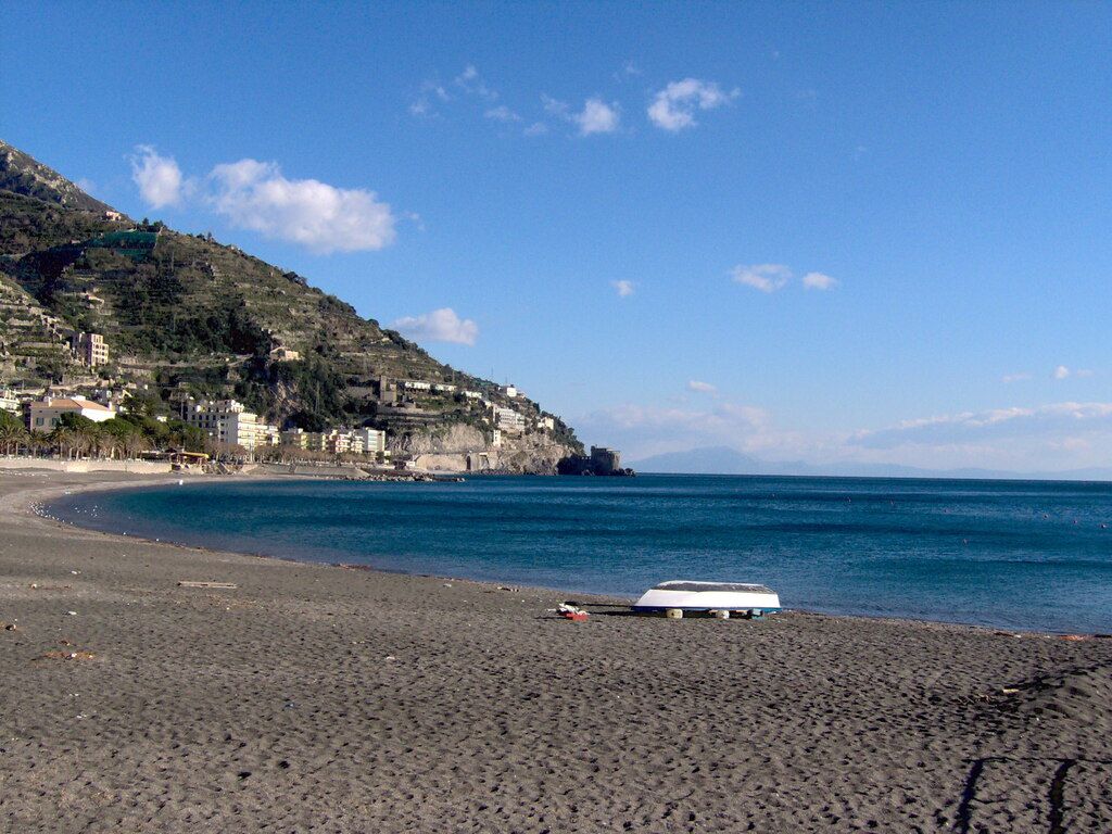 Ein ruhiger Strand mit Blick auf das blaue Meer und die Hügel von Maiori