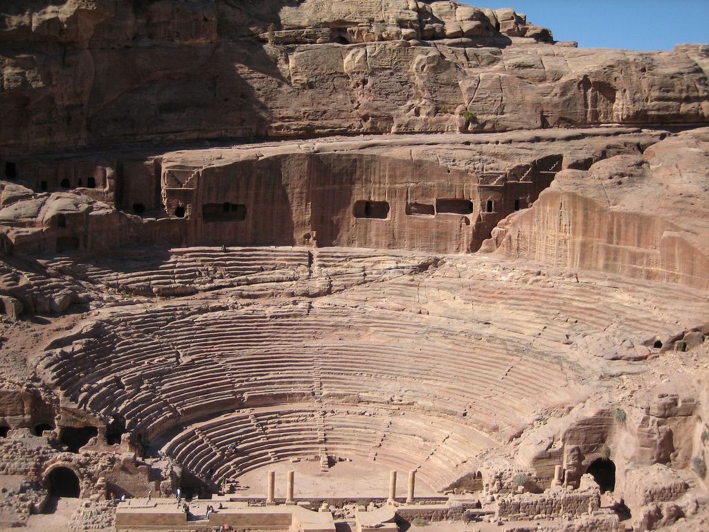 Antikes in Felsen gehauenes Theater in Petra