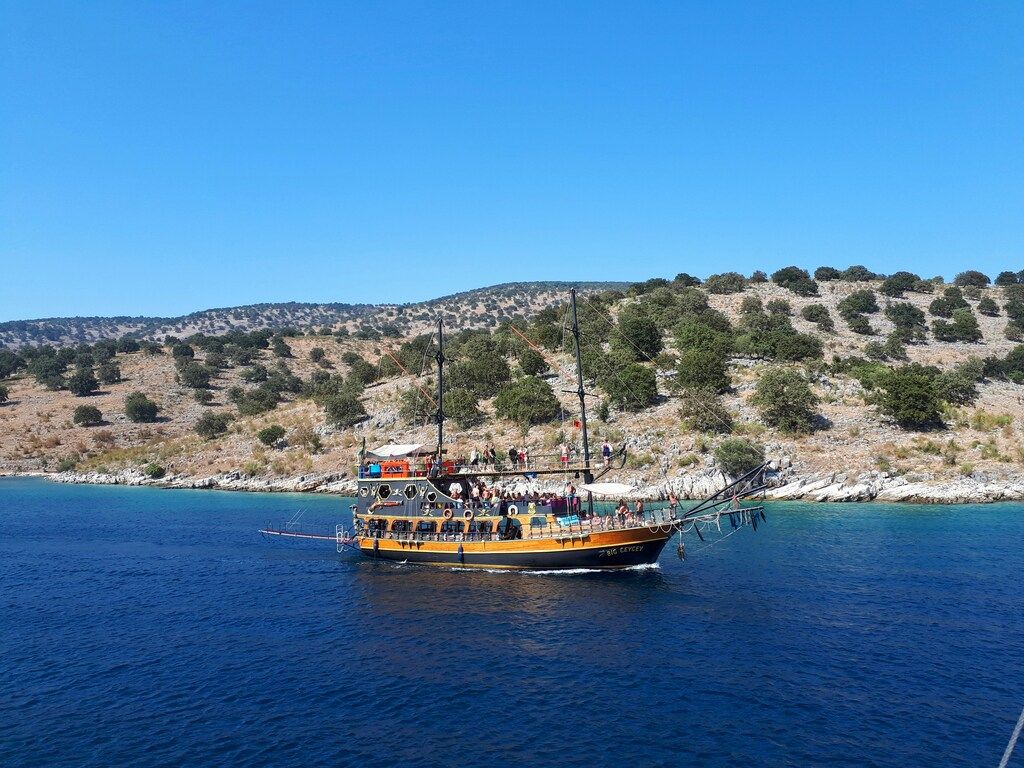 Albaniens Stränden: Braunes und weißes Boot auf dem Meer bei Tag