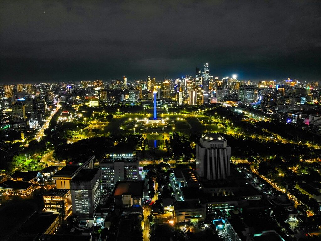 Indonesiens Sehenswürdigkeiten: Ein Blick auf eine Stadt bei Nacht von der Spitze eines Gebäudes