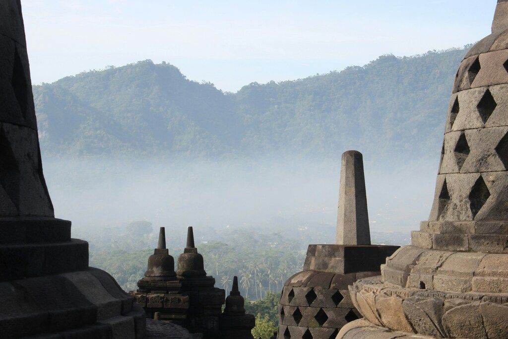 Ein Blick auf eine Bergkette von einem Tempel aus