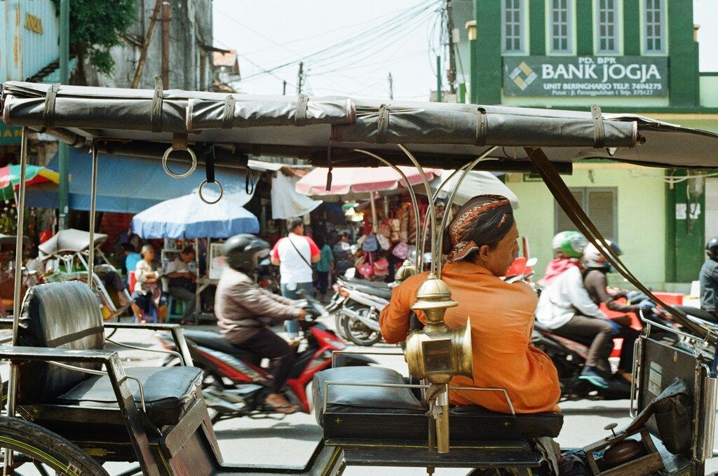 Indonesiens Sehenswürdigkeiten: Mann sitzt im Fahrzeug