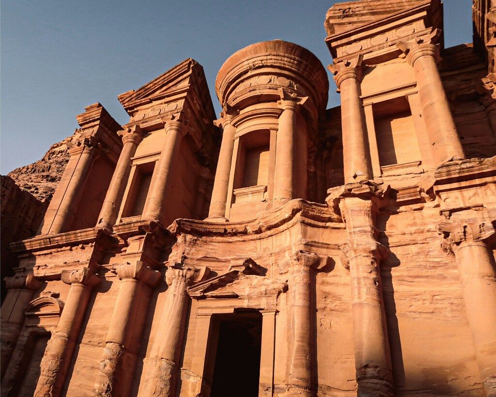 Petras Sehenswürdigkeiten: Detailansicht der Fassade des Klosters Al-Deir in Petra