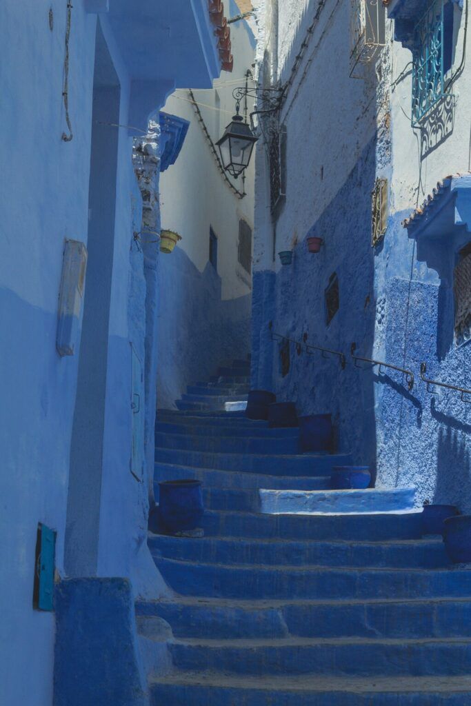 Enge, blaue Gasse in Chefchaouen mit Treppen und Laterne