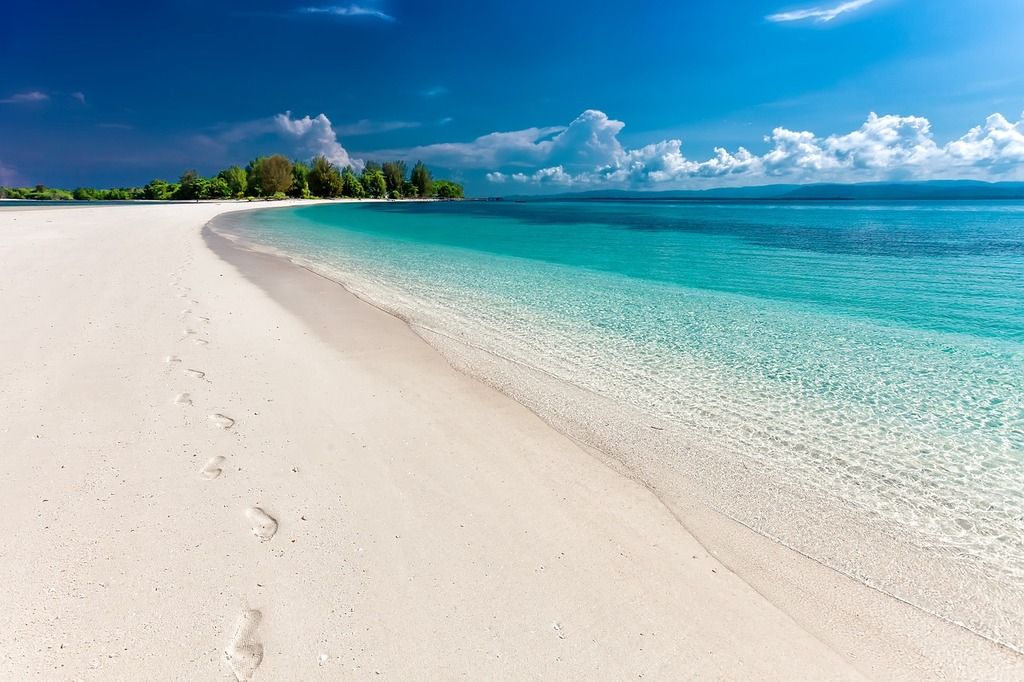 Alona Beach mit weißem sand und kristallklarem wasser auf Bohol, Philippinen.