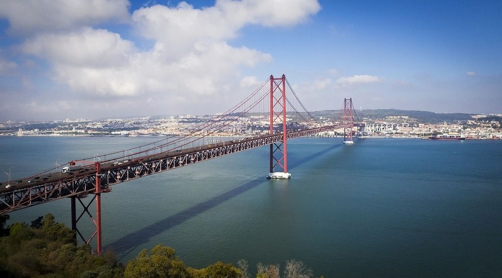 Die Ponte 25 de Abril Brücke in Lissabon, die rote Hängebrücke über dem Tejo, inspiriert von der Golden Gate Bridge.