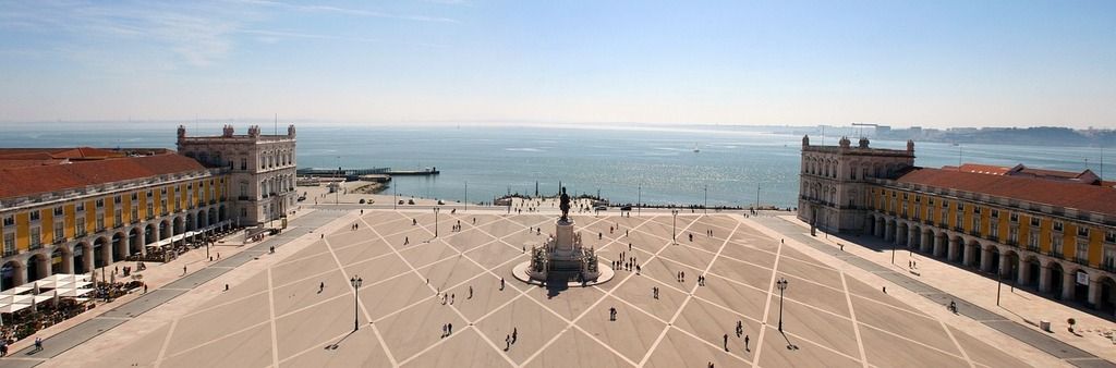 Der Praça do Comércio in Lissabon, ein weitläufiger Platz mit Blick auf den Fluss Tejo und das Meer.