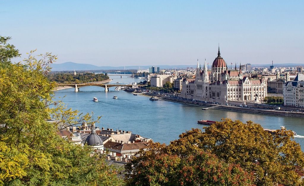 Blick auf die Donau in Budapest, mit dem Parlamentsgebäude und der Margareteninsel im Hintergrund.