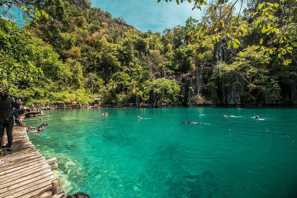 Palawan-See umgeben von grüner natur und smaragdblauem wasser auf den Philippinen.
