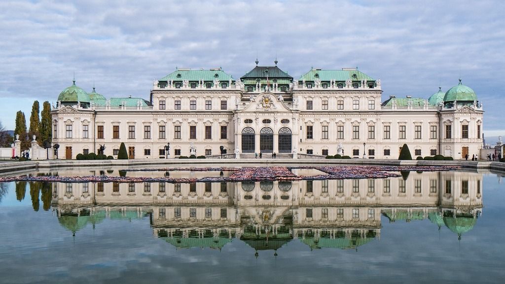 Das beeindruckende Schloss Belvedere in Wien mit Spiegelung im Wasser.