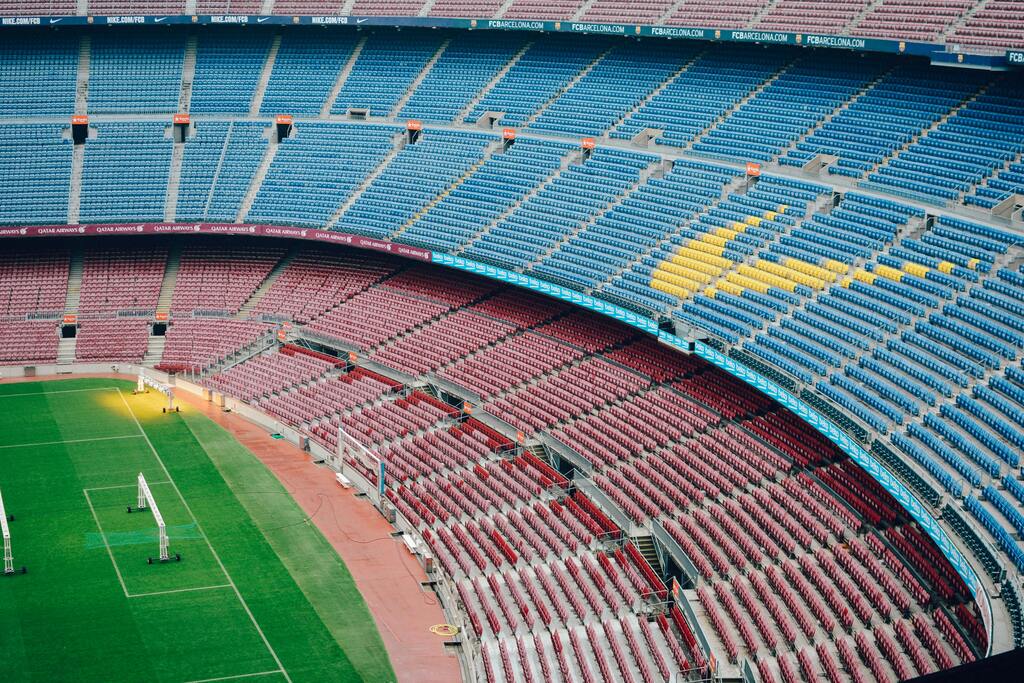 Blick auf die leeren Tribünen des Camp Nou, Heimatstadion des FC Barcelona.