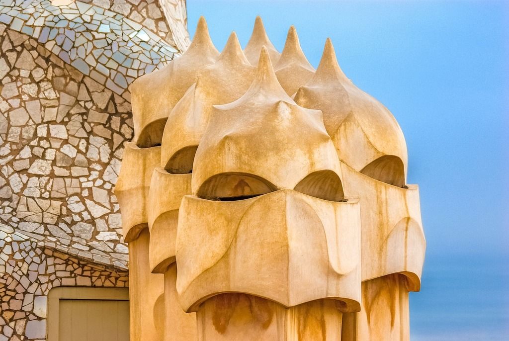 Einzigartige Dachskulpturen von Casa Milà, auch bekannt als La Pedrera, in Barcelona.