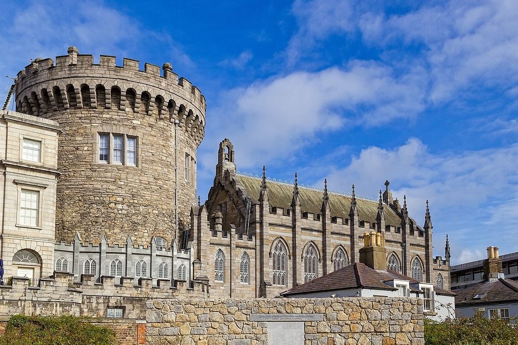 Das Dublin Castle bei sonnigem Wetter, ein historisches Wahrzeichen der Stadt.