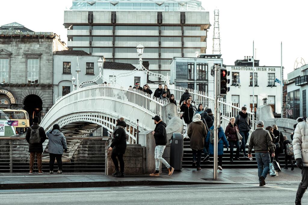 Fußgängerbrücke Ha’penny Bridge über dem Fluss Liffey in Dublin.