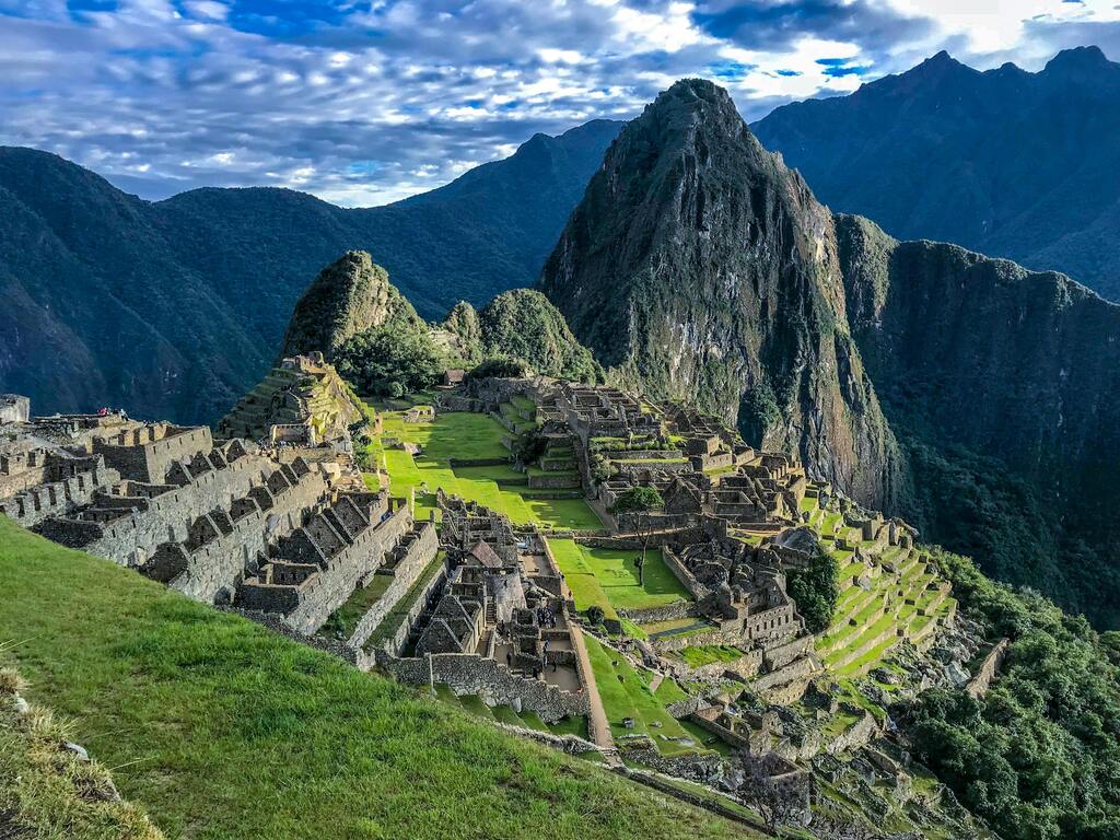 Die antiken Ruinen von Machu Picchu, umgeben von majestätischen Bergen und üppiger Natur.