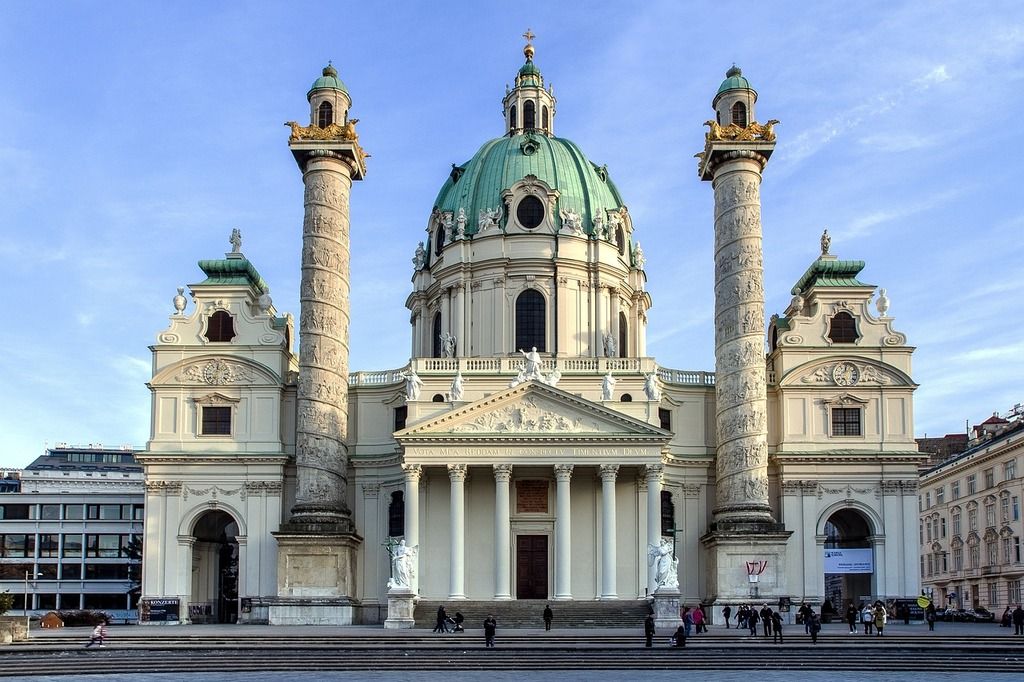 Die barocke Karlskirche in Wien mit imposanter Architektur und zwei Säulen.