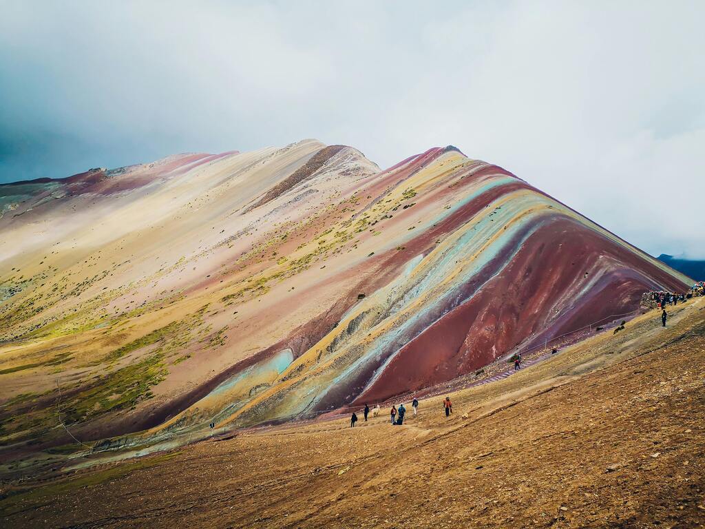 Die farbenprächtigen Hänge des Regenbogenbergs in Peru, bekannt als Vinicunca.