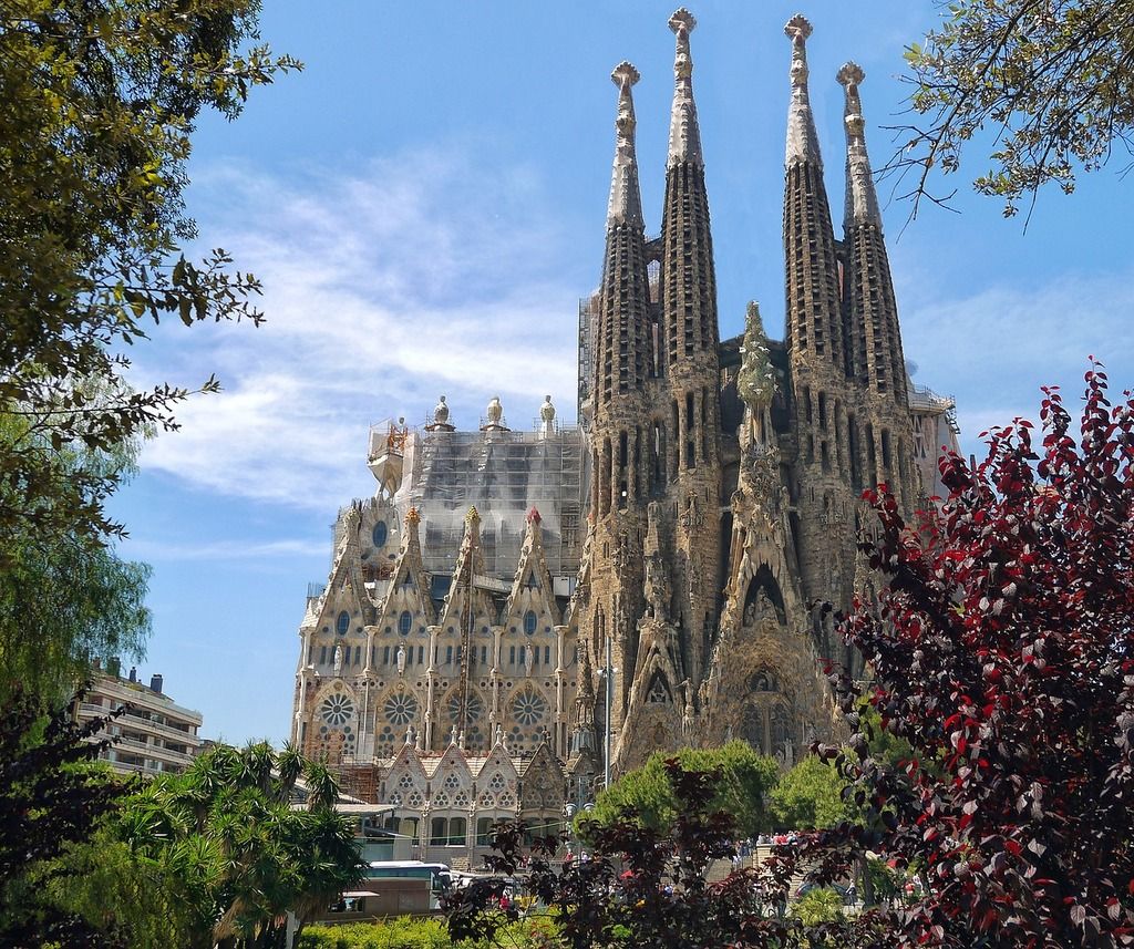 Die beeindruckende Basilika Sagrada Familia in Barcelona, ein Meisterwerk von Antoni Gaudí.