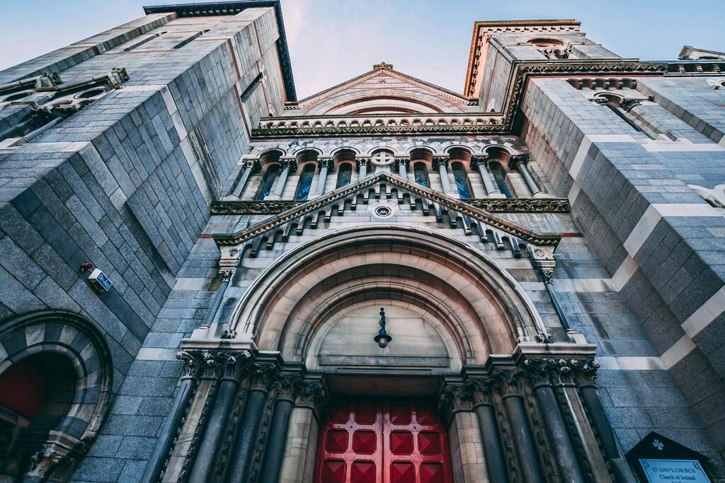 Außenansicht der St. Patrick's Cathedral, eine berühmte Kathedrale in Dublin.