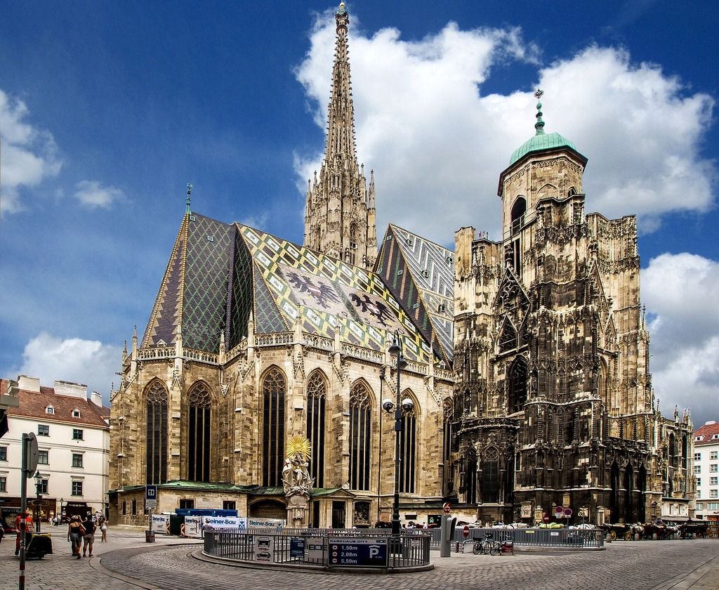 Blick auf den historischen Stephansdom mit seinem markanten Dach in Wien.