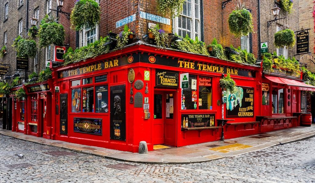 Das farbenfrohe Temple Bar Viertel, bekannt für seine lebendige Pub-Szene in Dublin.