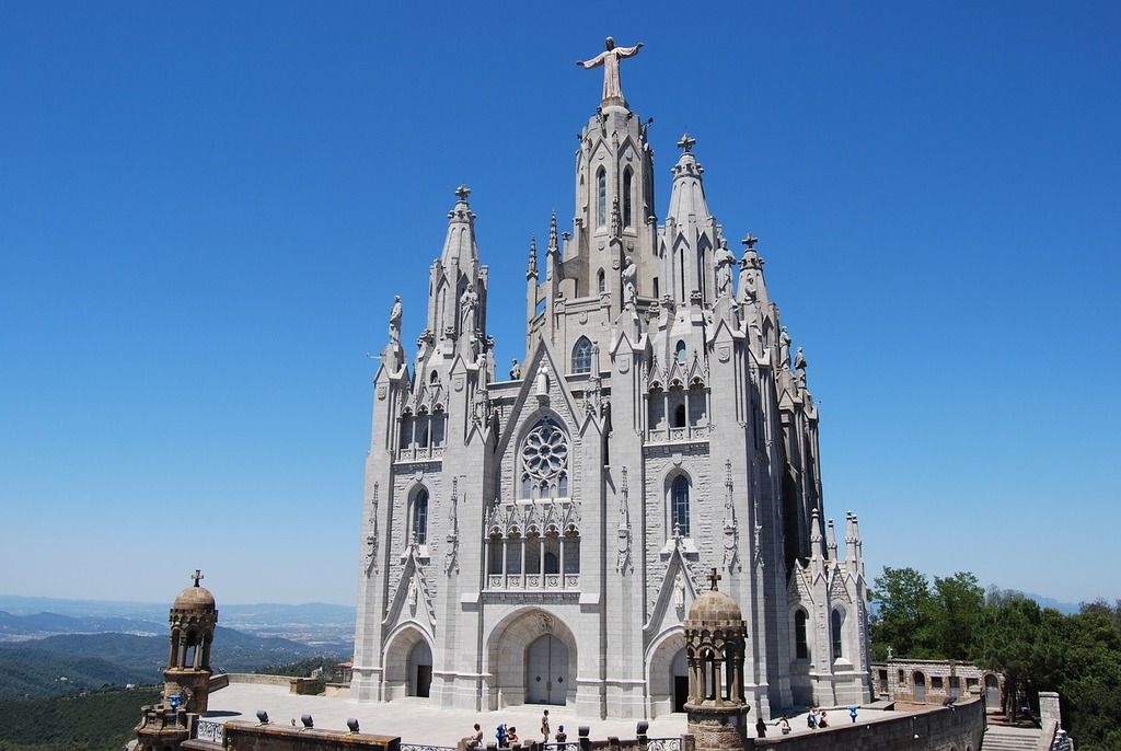 Die majestätische Kirche Sagrat Cor auf dem Berg Tibidabo in Barcelona.