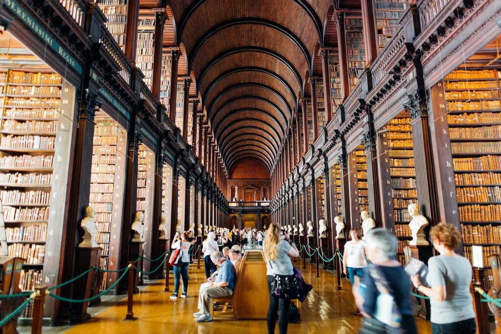 Innenraum der Long Room Library im Trinity College, Dublin.